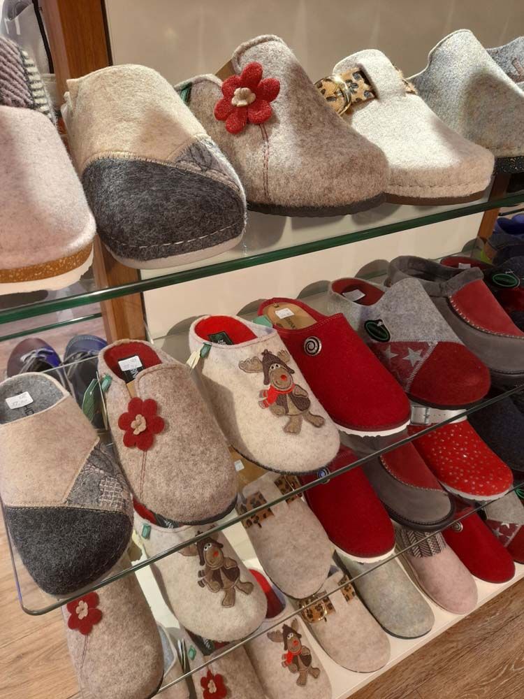 Unsere Puschen in einem Schuhregal aus Glas