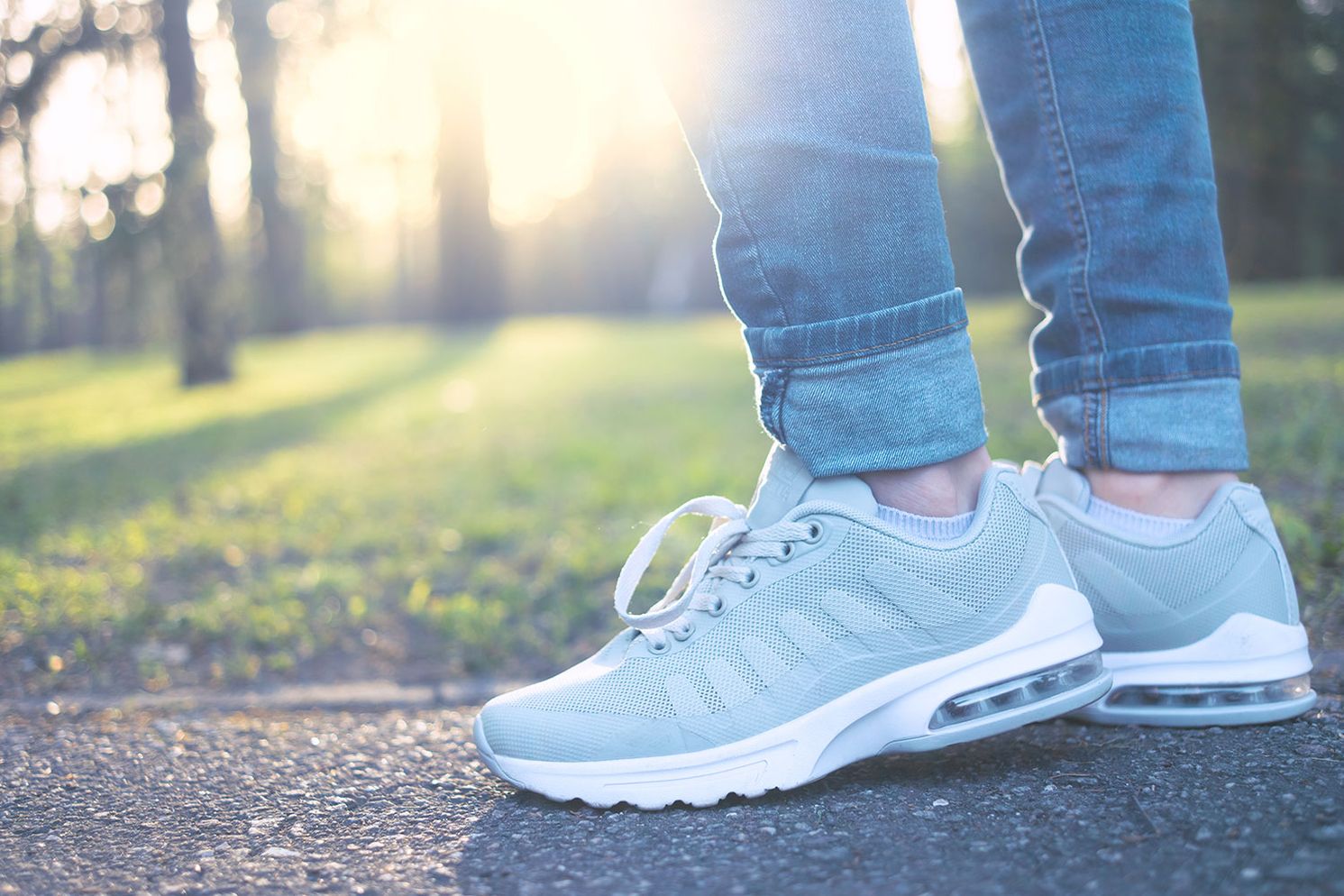 Eine Person trägt graue Schuhe