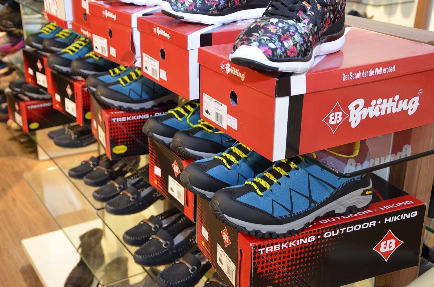 Unsere Sneaker in einem Schuhregal aus Glas